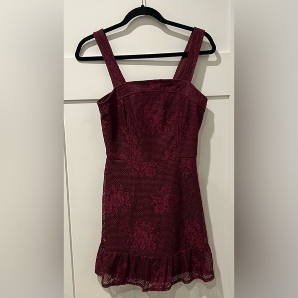 Red‎ lace dress